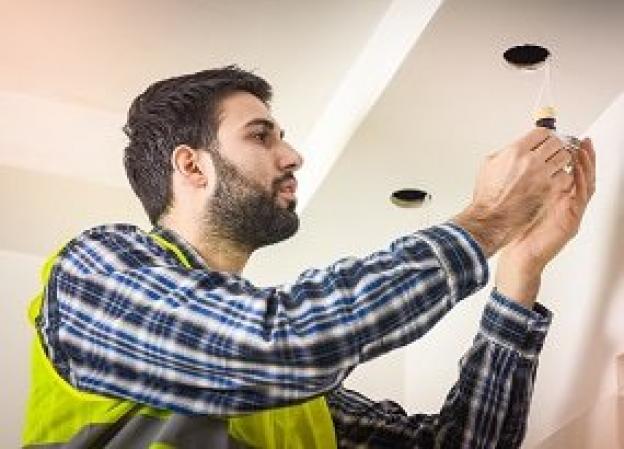 Wie installiere ich ein LED-Downlight?