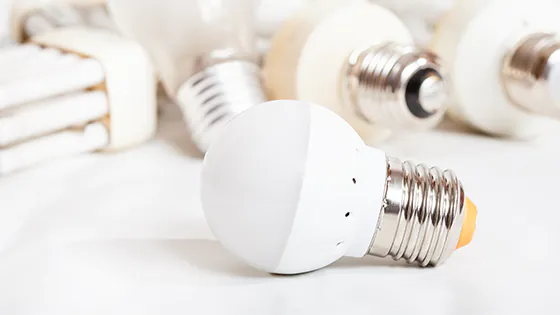 E27 LED-Lampe vor weißem Hintergrund