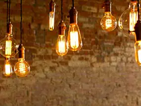 E14 LED-Lampen mit sichtbaren Filamenten h&auml;ngen von der Decke